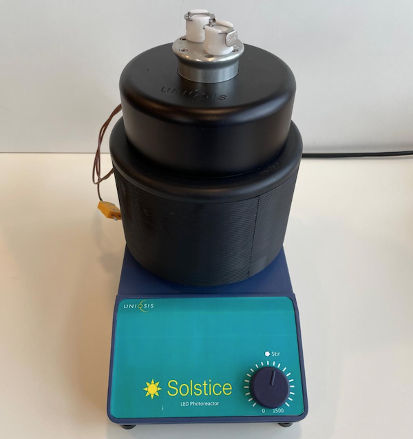 new-compact-temperaturecontrolled-batch-photoreactor