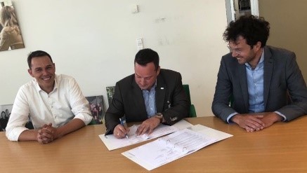 CEO iVention Oscar Kox, MBA (in the middle) signs NHS LIMS Agreement in presence of R.M. (Rob) Riesmeijer, MSc MScPH Head of the Department of Vaccine Supply and Prevention Programmes (left) and Drs. Jaap van Delden, MBA, Head of the Centre for Population Screening at the RIVM.
